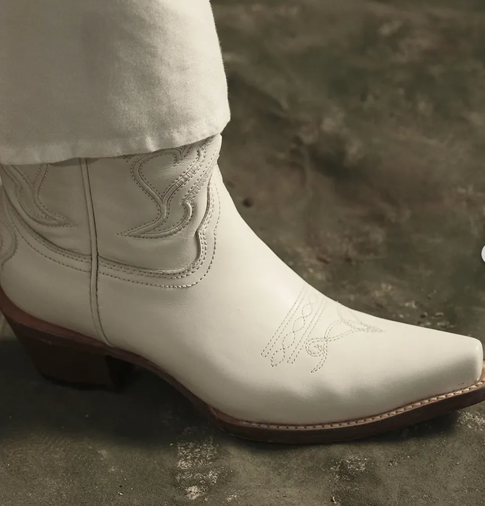 CORRAL LADIES WHITE ANKLE BOOTS STYLE Z5071