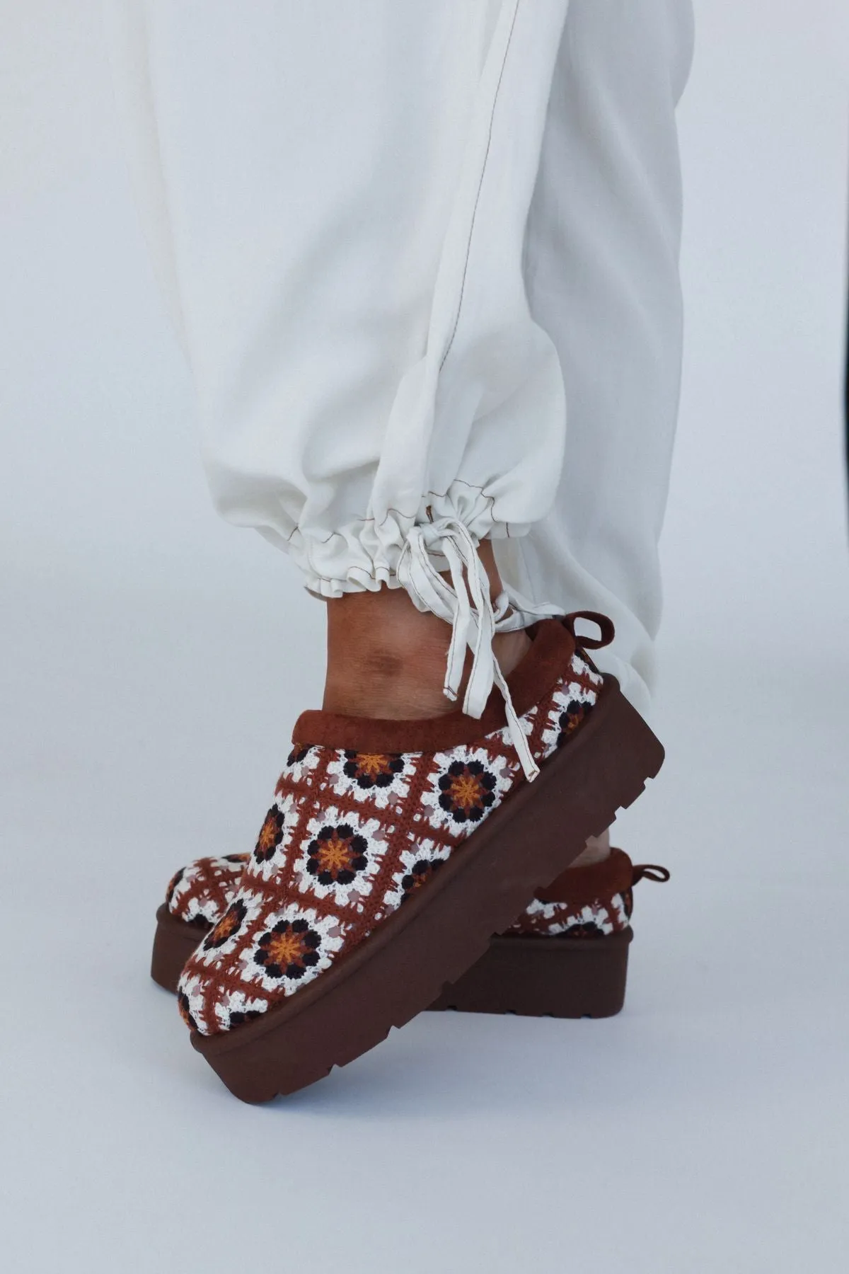 Crochet Hug Slipper Shoes - Brown