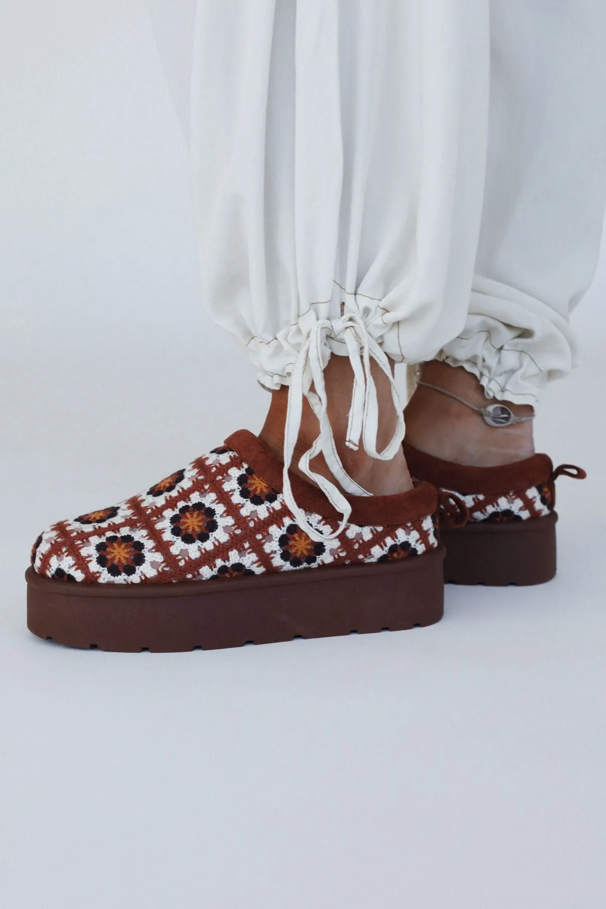 Crochet Hug Slipper Shoes - Brown