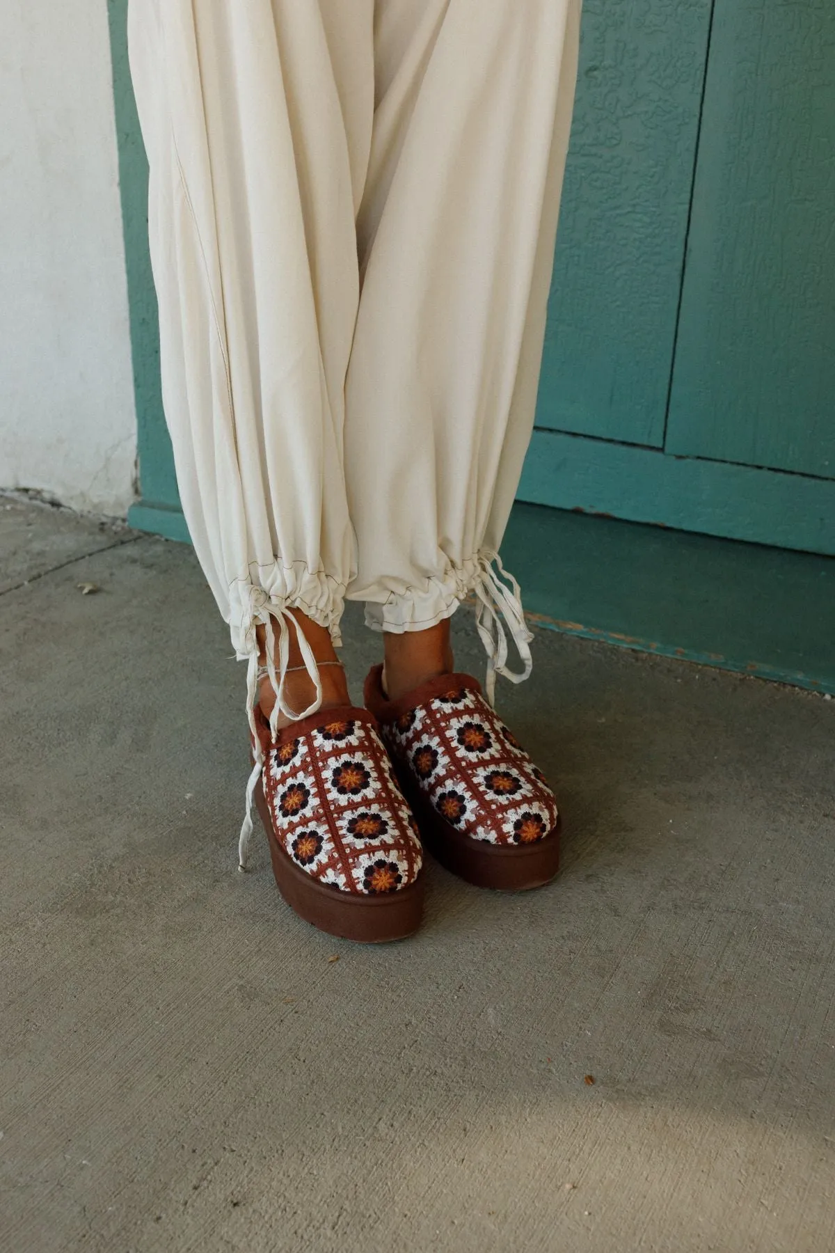 Crochet Hug Slipper Shoes - Brown