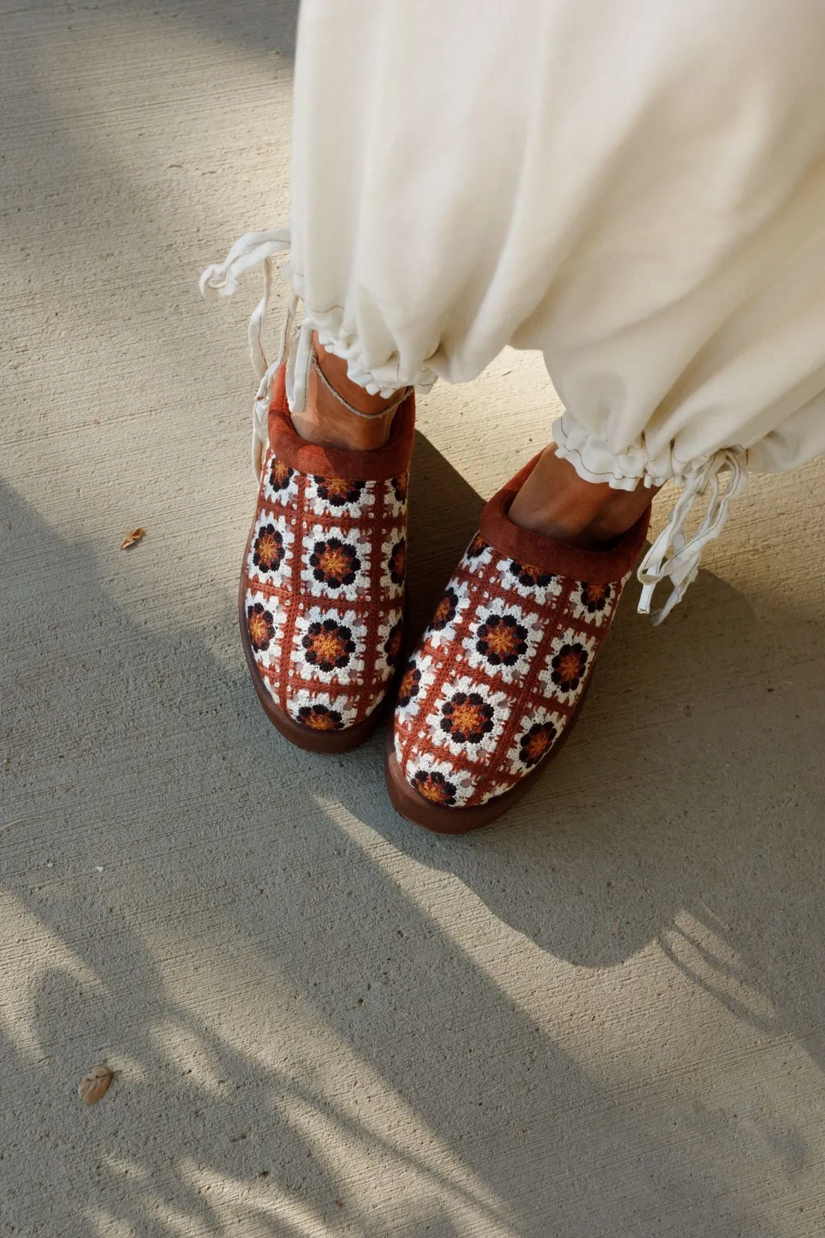 Crochet Hug Slipper Shoes - Brown