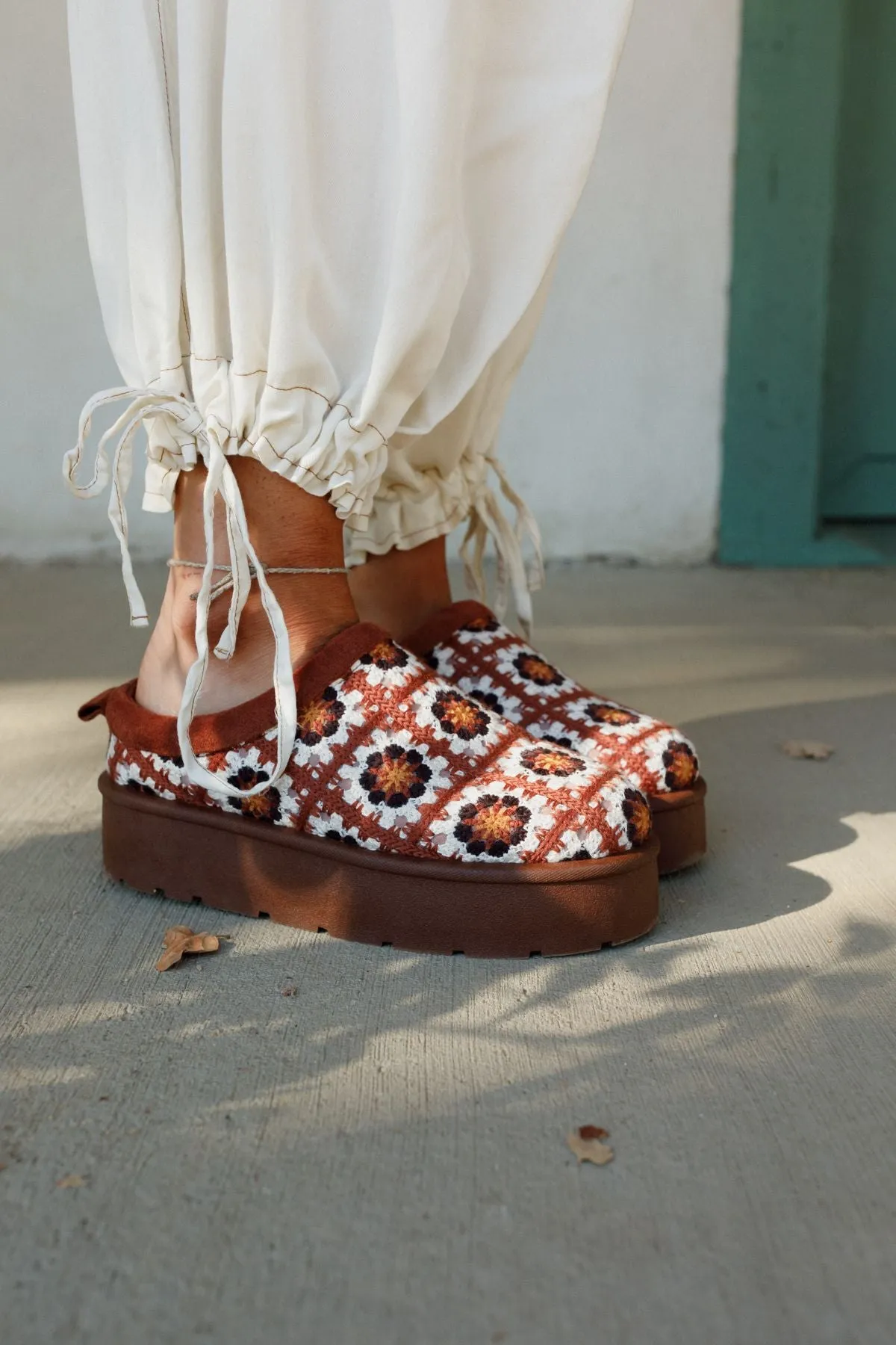 Crochet Hug Slipper Shoes - Brown