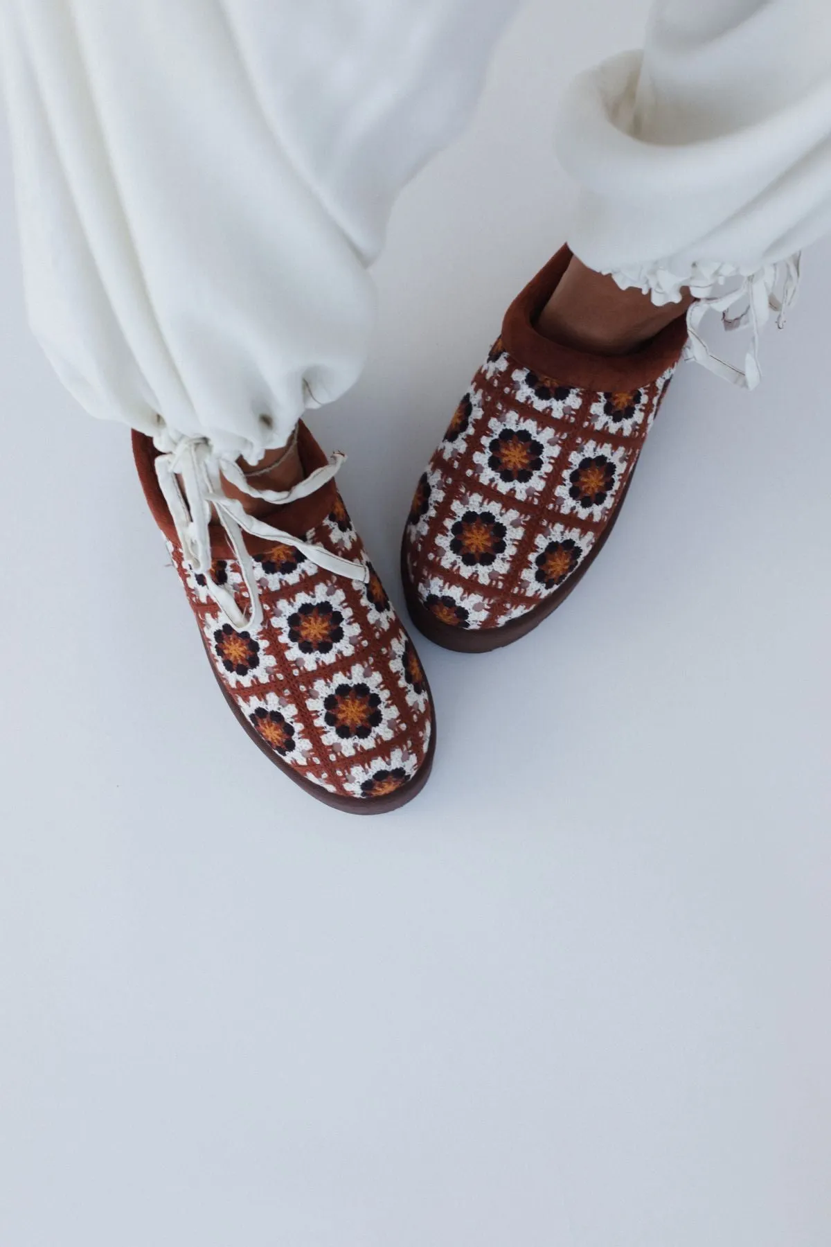 Crochet Hug Slipper Shoes - Brown