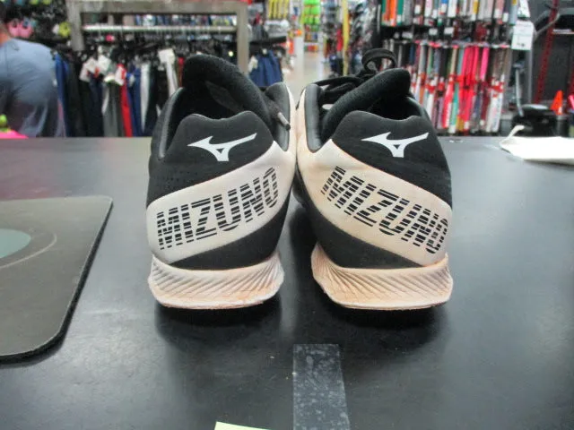 Used  Mizuno Size 5  Cleats Upper Sole Tear)