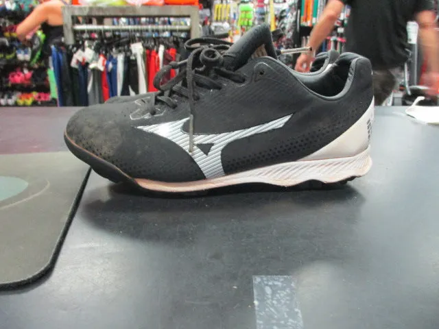 Used  Mizuno Size 5  Cleats Upper Sole Tear)