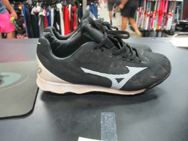 Used  Mizuno Size 5  Cleats Upper Sole Tear)